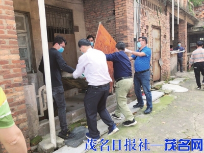 　　市委政法委组织干部职工21人，到新华西社区开展文明劝导和清理卫生工作，配合社区做好文明交通、环境卫生及其它不文明行为等方面的文明劝导专项行动。<br>