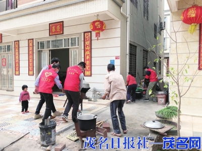 　　市住建局组织志愿者到包联厂前西社区开展文明劝导、楼道清理专项行动。<br>