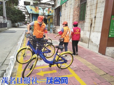 　　市总工会机关、工人文化宫党员志愿者深入朝阳社区开展全市文明劝导专项行动。<br>