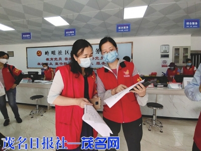 　　市委宣传部常务副部长、市创文办常务副主任黄少兰带领机关党员志愿者到岭咀社区开展文明劝导统一行动和创文入户宣传。<br>