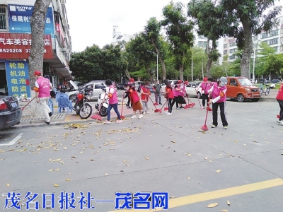 　　市妇联主席周玉东带领全体干部职工深入包联社区福华社区开展文明交通、乱停车、乱丢垃圾等文明劝导专项行动。<br>