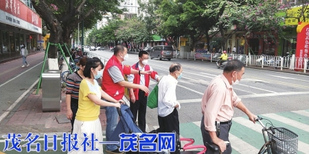 　　市委组织部副部长、老干部局局长卢军带队到河东街道迎宾社区开展文明劝导专项行动。<br>