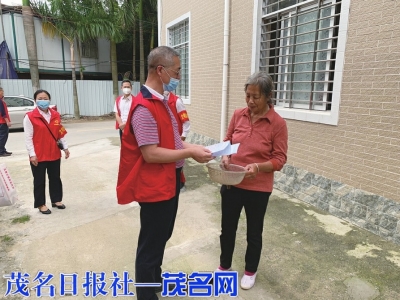 　　市政务服务数据管理局局长陈祥带领干部职工到锦堂社区开展文明劝导统一行动和开展入户宣传活动。<br>