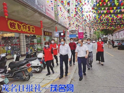 　　市城管执法局局长吕国记带队，前往包联竹园社区开展文明劝导专项行动。<br>