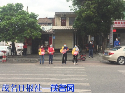 　　市委宣传部讲师团团长张善标带队深入包联单位茂西社区开展文明劝导专项行动，营造共创文明城市良好氛围。<br>