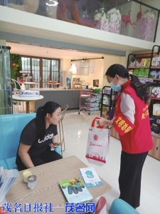 　　市委机要保密局局长柯碧带领党员干部前往包联社区苏上学开展学雷锋活动和文明劝导专项行动。<br>