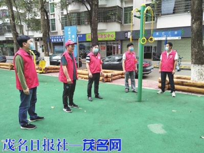 　　市党史地志办主任朱雄文带领办志愿者到包联社区进行乱停乱放、环境卫生等文明劝导活动。<br>