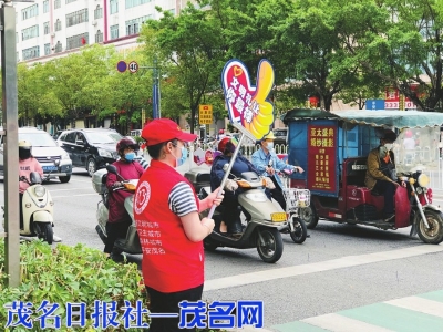 　　团市委、市志愿者联合会组织志愿者在市委交通岗、供水大楼交通岗以及丰年大厦交通岗参加文明劝导专项行动。<br>