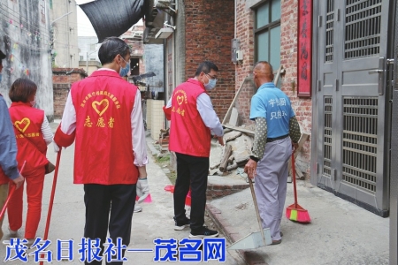　　市医保局局长吴卫华带队，联合包联村牛六架村委会开展文明劝导专项行动，引导村民严格落实“门前三包”。<br>