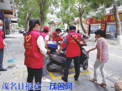 　　市发改局组织50多名志愿者组成四个小分队到包联社区开展文明劝导志愿行动。<br>