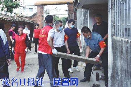 　　市中级法院相关负责人带领法院党员干警到包联社区新华街道新华东社区开展文明劝导统一行动，和新华东社区两委干部一起对居民楼道杂物进行清理。<br>