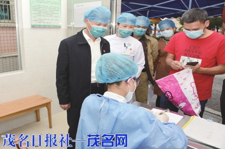 医院党委书记张锋华到发热门诊指导疫情防控工作<br>