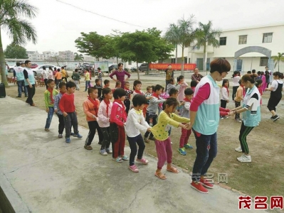 志愿者和同学们一起玩游戏。通讯员康健民摄<br>