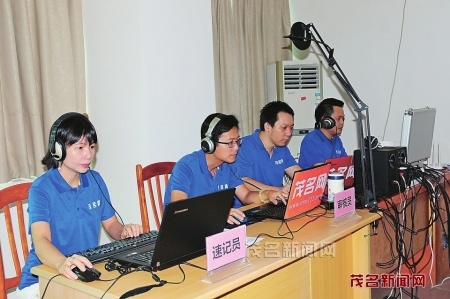 点击放大 访谈现场工作人员正在工作中。<br>