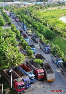 ▶市区江东南路龙岭小区一带大货车乱停放现象。<br>　　本报记者黄信涛摄<br>