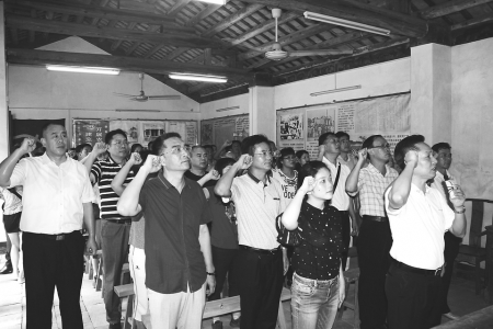 点击放大 图为市安监局党员干部重温入党誓词。<br>