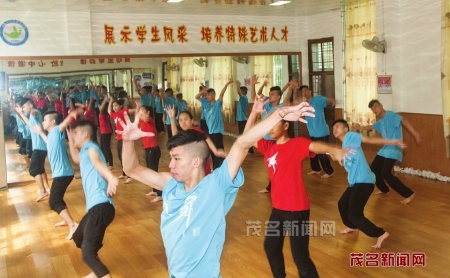点击放大 学生正在排练舞蹈。 本报记者 周泽佳摄<br>