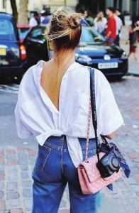 穿法二：前后颠倒<br>　　这种穿法并不是设计师的创造，而是街头弄潮儿的创意，第一个“吃螃蟹”的人已无可考究，但随后引得很多时髦人跟风。<br>