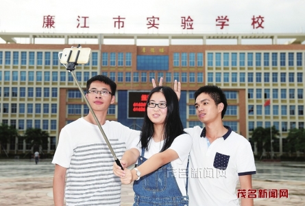 　　在2016年的高考中，廉江市实验学校高考成绩突出，李湛（右）高考成绩位列广东省理科总分前十名、湛江市理科第一名，张雨薇（中）高考成绩并列湛江市文科第一名。李湛、廖明洋（左）同时被北大录取。<br>