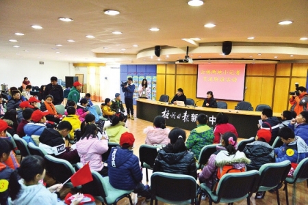 点击放大 “小记者”参观梧州日报社印刷车间<br>