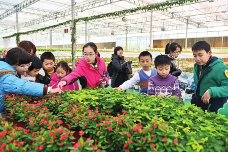 点击放大 “小记者”参观玉林日报社印刷车间<br>