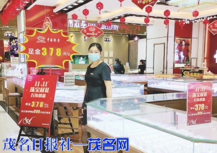 点击放大 商场促销,市民理性消费。<br>