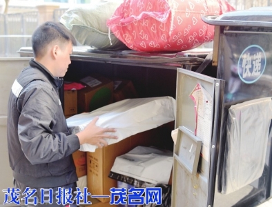 点击放大 快递员装货送货上门。<br>