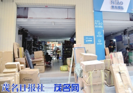 点击放大 菜鸟驿站门前快件成堆。<br>