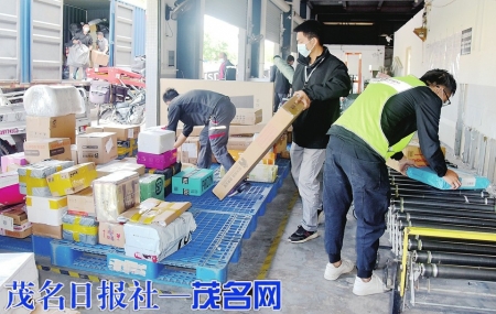 点击放大 快递员分拣工作有条不紊。<br>