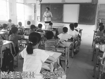 学生们在认真听课。<br>