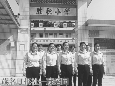 胜积小学英姿飒爽的“姐妹花”教师。<br>