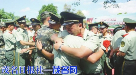 　　送行的战友和退役军人们深情相拥。<br>　　茂名晚报通讯员黄文豪摄<br>