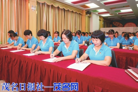 全体教师签署承诺书。