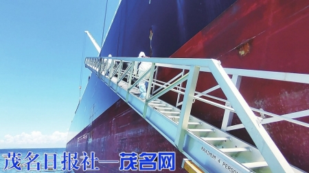 点击放大 茂名边检民警登上油轮舷梯。茂名晚报通讯员张国雄摄<br>