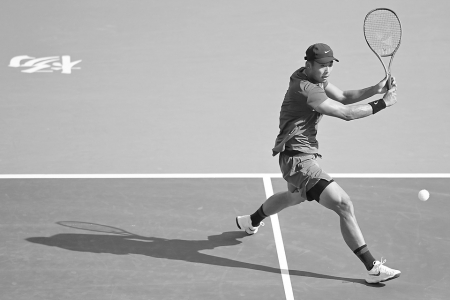 张择在比赛中回球。<br>　　新华社记者刘潇摄<br>