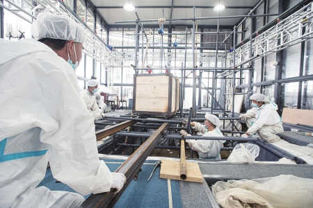 　　在四川省广汉市三星堆遗址考古发掘现场，考古人员在提取6号坑的“木箱”（7月16日摄）。 新华社发（余嘉摄）<br>