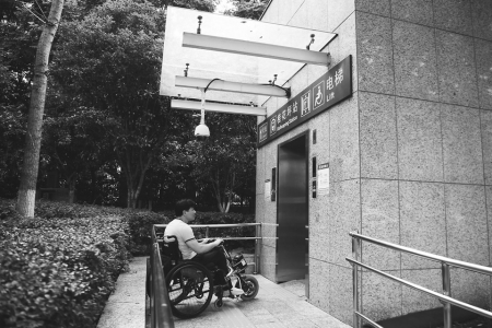 　　8月25日，伍树林在湖南省长沙市桂花坪地铁站外等候无障碍电梯进站。 新华社记者薛宇舸摄<br>