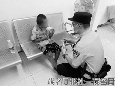 点击放大 民警细心照顾男孩,买来面包给他吃饱。<br> 茂名晚报通讯员 杨振文摄<br>