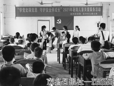 　　志愿者在给学生们上预防性侵培训课。<br>　　茂名日报社全媒体吴昊摄<br>