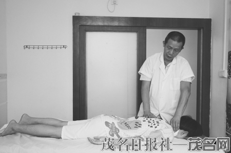 盲人按摩师庞春明通过自己的双手，供养孤寡老人和孤儿。<br>