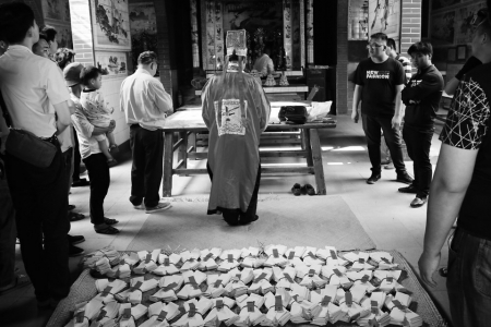 点击放大 众人礼拜三司公菩萨<br>