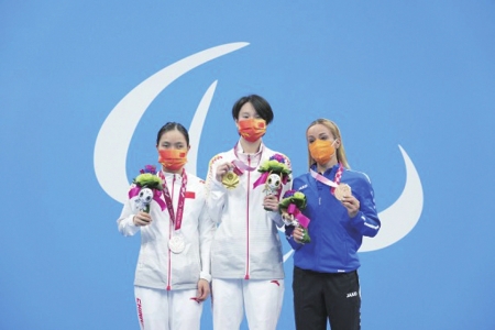 点击放大 马佳(中)李桂芝(左)<br>