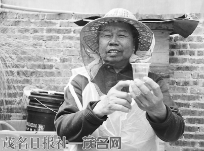 蒋贞湖介绍蜜蜂采花酿蜜情况。<br>