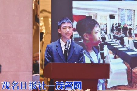 点击放大 ▲“十佳小记者”代表余尚鸿发言<br>