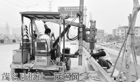 施工人员为复兴大道安装护栏。<br>