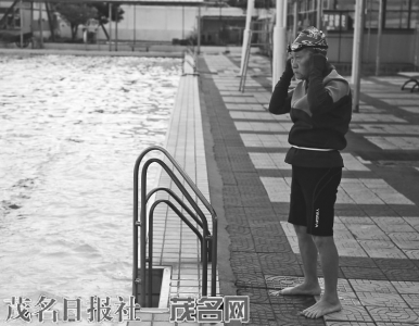 年逾八旬的长者坚持冬泳。<br>