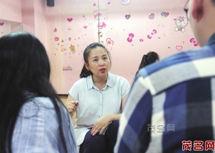 　　李梅接受采访。<br>　　茂名晚报记者 吴昊摄<br>