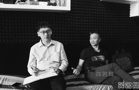 　　甘毅明接受采访（右）。<br>　　茂名晚报记者吴昊摄<br>