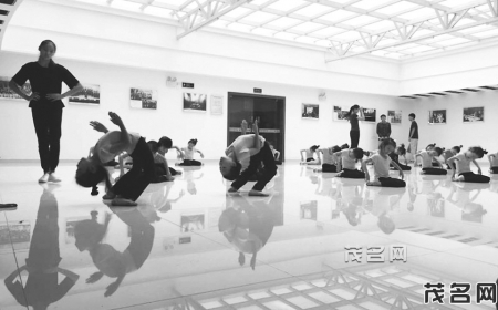 　　小演员排练现场。<br>　　茂名晚报记者 吴昊摄<br>