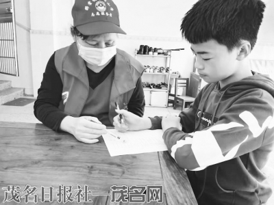 志愿者在家访活动中辅导孩子学习。<br>